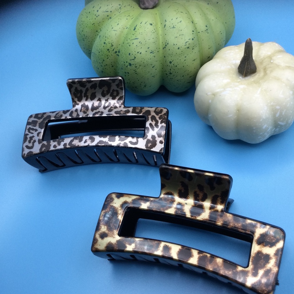 NWT Set of 2 Animal Print Wide Hair Claw Clips 🍁